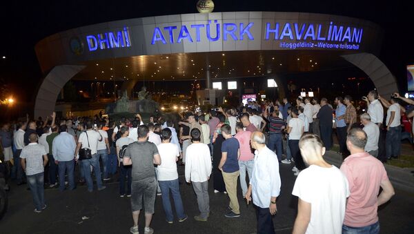 Толпа блокирует турецкий бронетранспортер на территории аэропорта Ататюрк в Стамбуле - اسپوتنیک ایران  