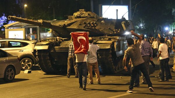 Люди пытаются остановить танк турецких военных в Анкаре - اسپوتنیک ایران  