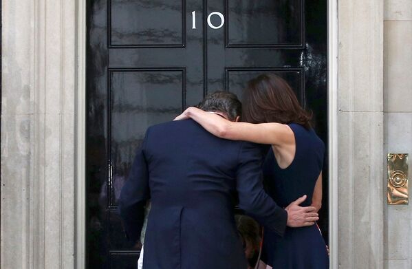 دیوید کمرون  نخست وزیر بریتانیا و همسرش در « داونینگ استریت» لندن - اسپوتنیک ایران  