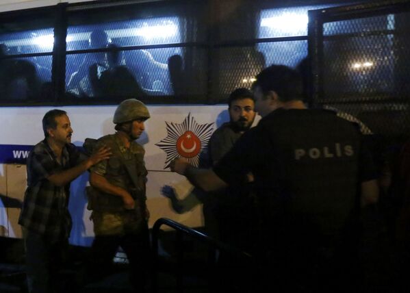 تسلیم  شدن سربازان ارتش ترکیه به  پلیس - اسپوتنیک ایران  