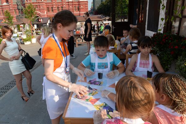 بچه ها در فستیوال « مرباهای مسکو، هدایای طبیعت» در مسکو - اسپوتنیک ایران  