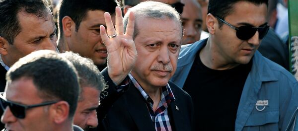 Turkish President Recep Tayyip Erdogan waves to the crowd following a funeral service for a victim of the thwarted coup in Istanbul, Turkey, July 17, 2016. - اسپوتنیک ایران  