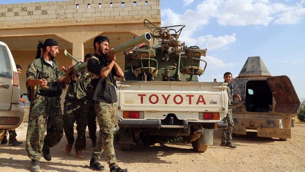 Отряд из курдских и арабских военных перед наступлением на город Манбидж в Сирии - اسپوتنیک ایران  