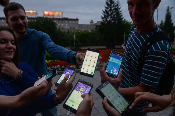 دوستداران بازی پوکمون گو در نووسیبیرسک روسیه - اسپوتنیک ایران  