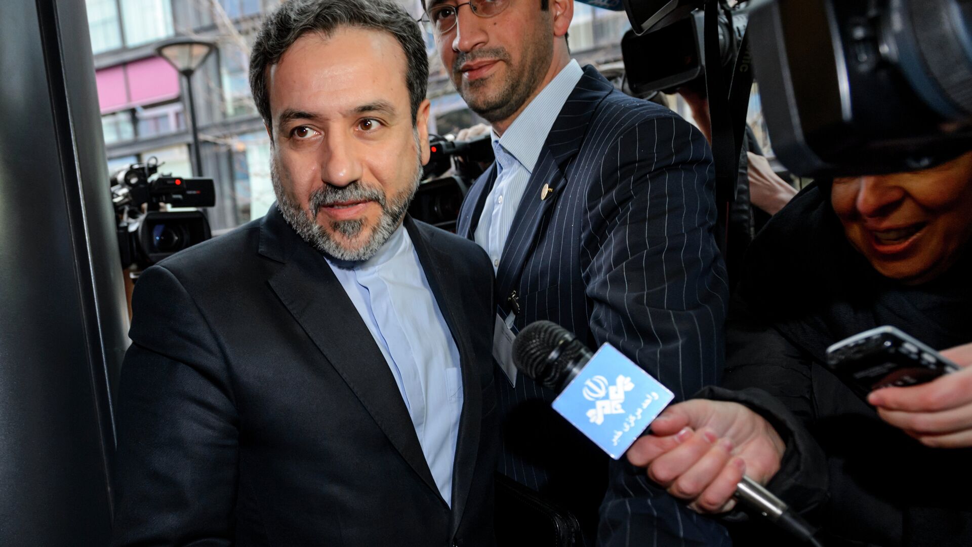 Iranian Deputy Foreign Minister Abbas Araqchi enters the mission of the European Union building on December 17, 2014 in Geneva Iranian Deputy Foreign Minister Abbas Araqchi enters the mission of the European Union building on December 17, 2014 in Geneva - اسپوتنیک ایران , 1920, 20.06.2021