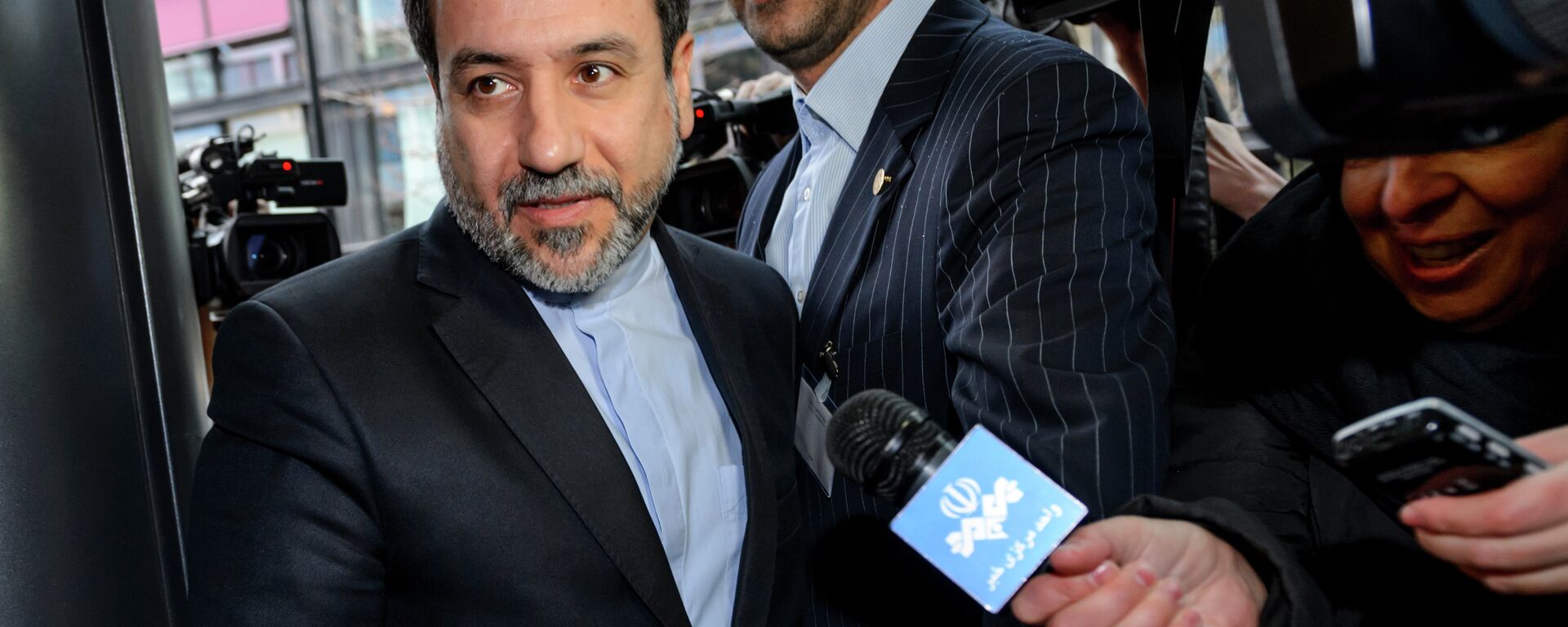 Iranian Deputy Foreign Minister Abbas Araqchi enters the mission of the European Union building on December 17, 2014 in Geneva Iranian Deputy Foreign Minister Abbas Araqchi enters the mission of the European Union building on December 17, 2014 in Geneva - اسپوتنیک ایران , 1920, 20.06.2021