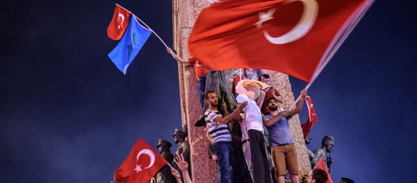 Сторонники президента Турции Реджепа Эрдогана на площади Таксим в Стамбуле - اسپوتنیک ایران  