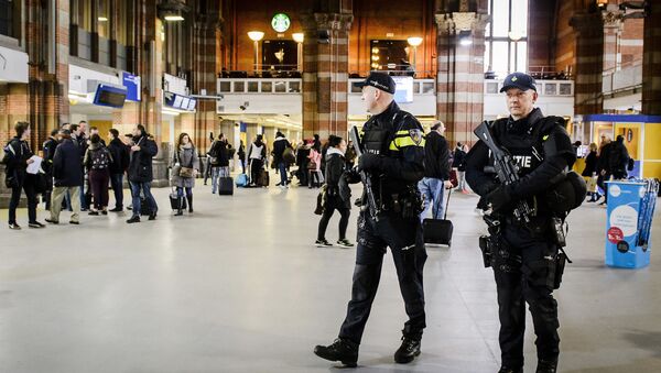 Dutch officers carry out extra patrols at the Central Station in Amsterdam, The Netherlands, 22 March 2016 - اسپوتنیک ایران  