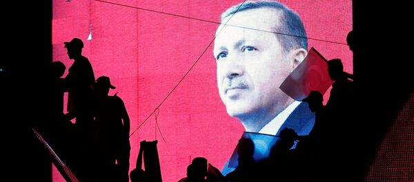 Портрет президента Турции Тайипа Эрдогана на экране в Анкаре - اسپوتنیک ایران  