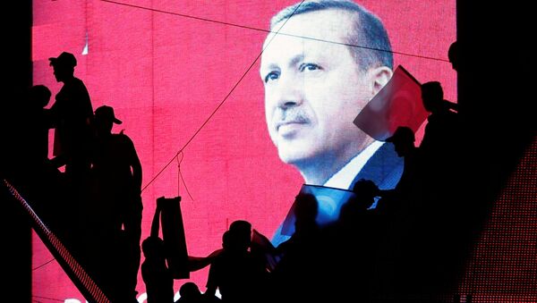 Портрет президента Турции Тайипа Эрдогана на экране в Анкаре - اسپوتنیک ایران  