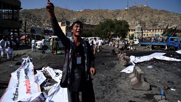 Протестующий на месте теракта в Кабуле, совершенного во время массовой демонстрации - اسپوتنیک ایران  