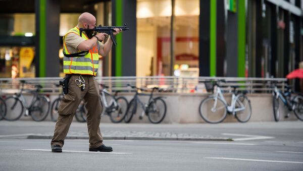 Немецкий полицейский рядом с ТЦ Olympia в Мюнхене, где произошла стрельба - اسپوتنیک ایران  