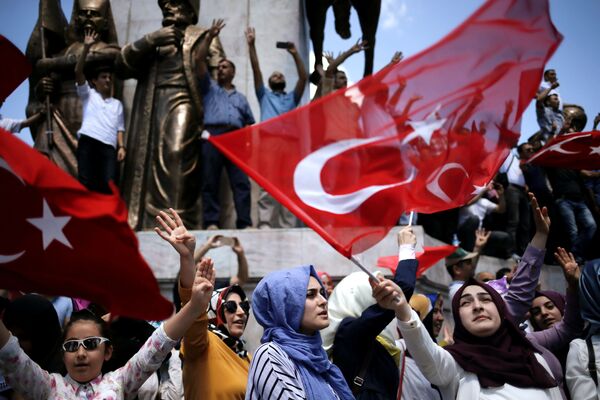 طرفداران  رجب طیب اردوغان در پارک استامبول - اسپوتنیک ایران  