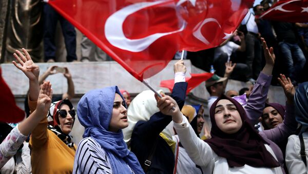Сторонники президента Турции Тайипа Эрдогана в парке Стамбула - اسپوتنیک ایران  