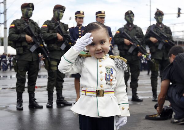 دختر خردسالی در اونیفورم نظامی در رژه  نظامی در کلمبیا - اسپوتنیک ایران  