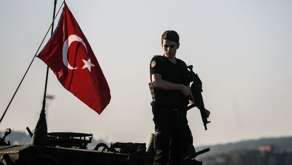Турецкий военный в Стамбуле после попытки государственного переворота - اسپوتنیک ایران  
