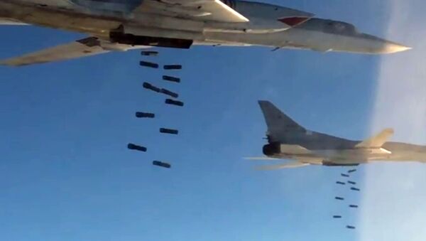 Дальние сверхзвуковые бомбардировщики-ракетоносецы Ту-22 М3 во время нанесения авиаудара по вновь выявленным объектам террористов ИГ в районах Пальмиры - اسپوتنیک ایران  