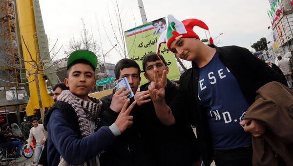 Иранские подростки во время празднования 37-ой годовщины победы Исламской Революции в Иране - اسپوتنیک ایران  