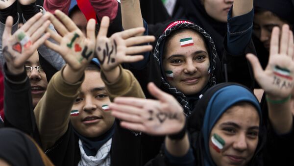 Иранские школьницы во время празднования 36-ой годовщины победы Исламской Революции в Иране - اسپوتنیک ایران  