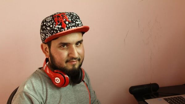 خواننده رپ افغان با آلبوم  می سازم و به پیش می روم به یاری سازمان های خیریه می شتابد - اسپوتنیک ایران  