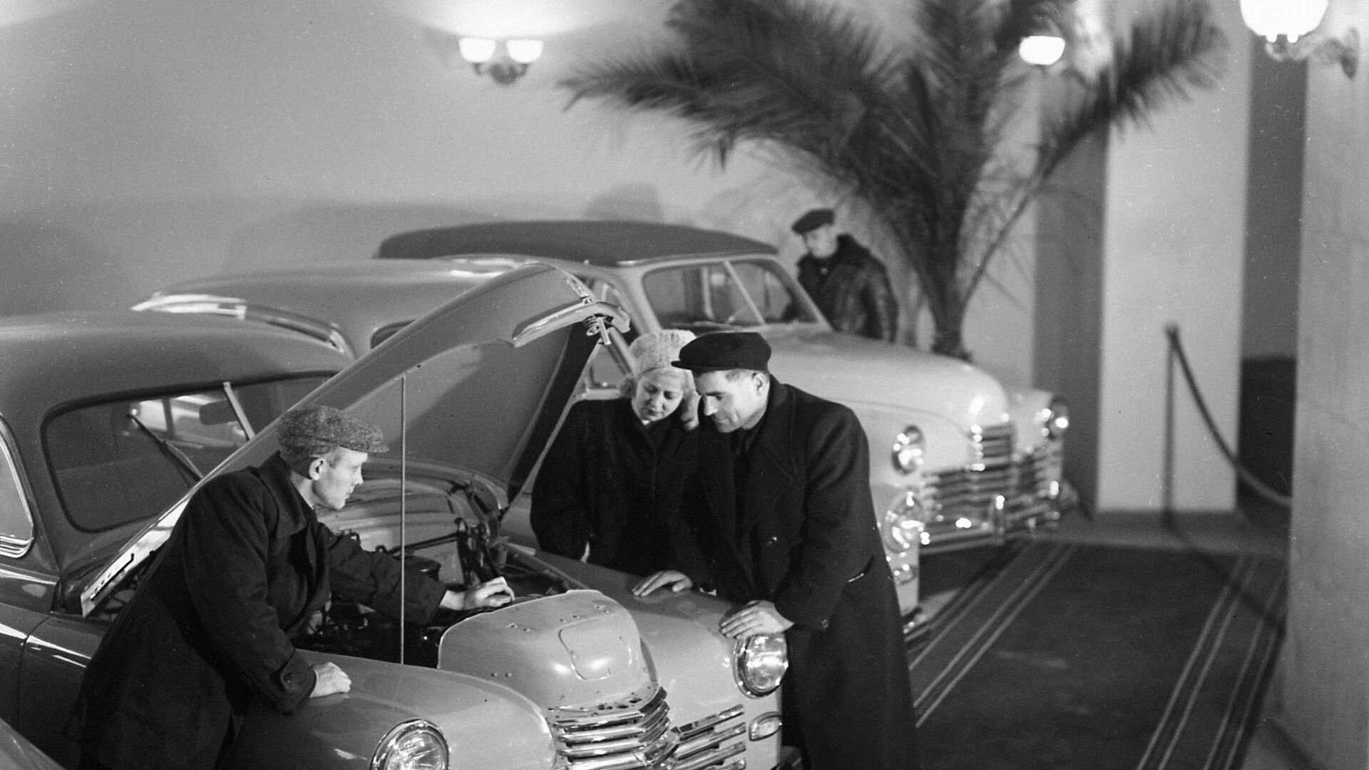 Покупатели в салоне магазина Автомобили на Бакунинской улице в Москве - اسپوتنیک ایران  , 1920, 04.02.2022