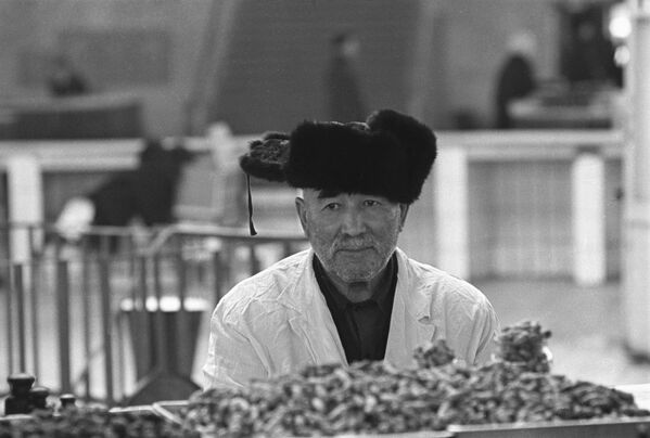 فروشنده در بازار مسکو - اسپوتنیک ایران  