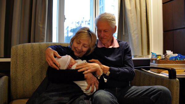 Кандидат в президенты США Хиллари Клинтон и ее муж со новорожденным внуком - اسپوتنیک ایران  
