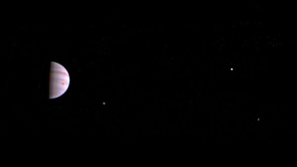 کاوشگر فضایی ناسا اولین عکس ها از قمرهای مشتری را به زمین فرستاد - اسپوتنیک ایران  