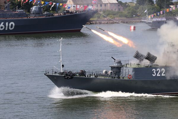 ناوچه ضد کشتی در زمان تمرینات جشن نیروی دریایی روسیه در دریای بالتیک - اسپوتنیک ایران  