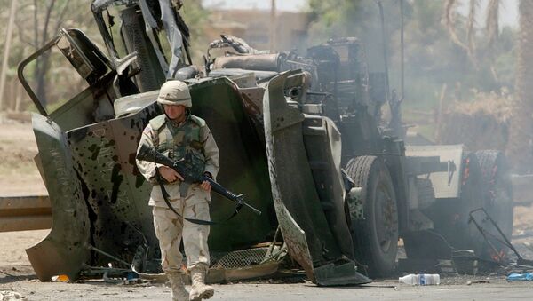 Американский солдат у взорвавшегося грузовика в Ираке - اسپوتنیک ایران  