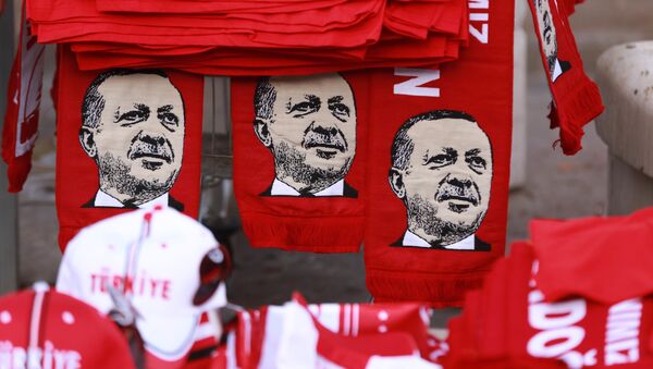 Шарфы с изображением турецкого президента Реджеп Тайип Эрдогана - اسپوتنیک ایران  