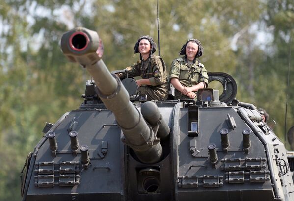 نظامیان روسیه  با تانک « امستا-اس» در «مسابقات بین المللی ارتشی-2016» در کوبینک حومه مسکو - اسپوتنیک ایران  