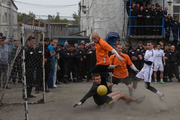مسابقه مینی فوتبال در زندان  نووسیبیرسک - اسپوتنیک ایران  