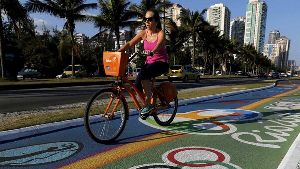 Женщина на велосипеде на набережной в Рио-де-Жанейро - اسپوتنیک ایران  