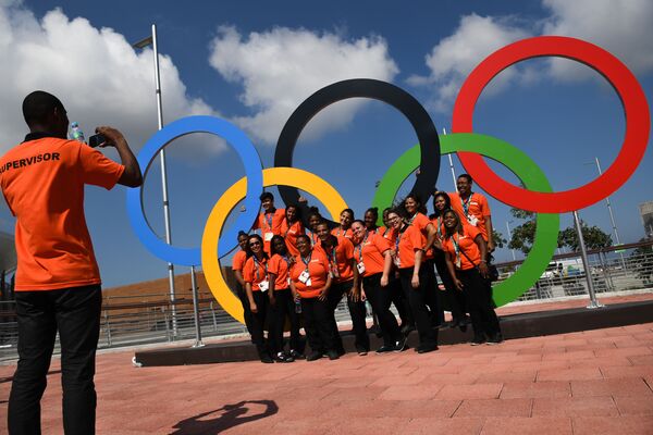 داوطلبان در حال گرفتن عکس در پارک المپیکی  ریو د ژانیرو - اسپوتنیک ایران  