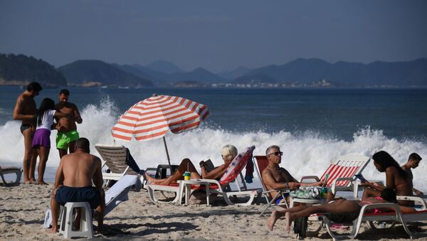 Отдыхающие на пляже Копакабана в Рио-де-Жанейро - اسپوتنیک ایران  