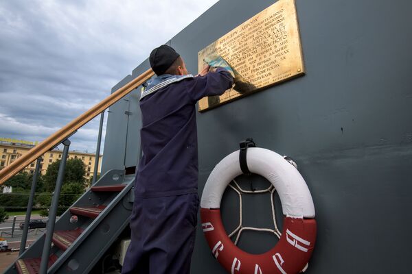 آخرین تدارکات قبل از آغاز گشایش کشتی « آورورا» در سنت پطربورگ  پس از پایان کارهای ترمیم - اسپوتنیک ایران  
