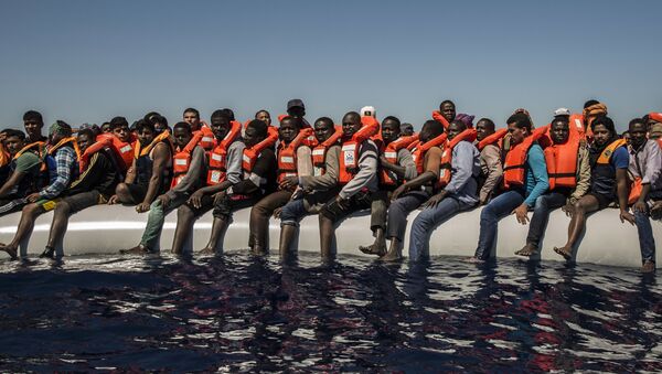 Беженцы ждут спасательную шлюпку в Средиземном море - اسپوتنیک ایران  