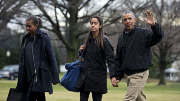 Первая леди США Мишель Обама, ее дочь Малия Обама и президент США Барак Обама идут к Белому дому в Вашингтоне - اسپوتنیک ایران  