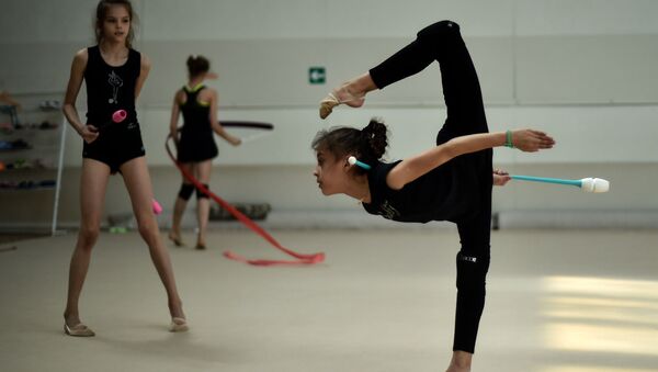 Гимнастка во время тренировки в Школе олимпийского резерва в Москве - اسپوتنیک ایران  