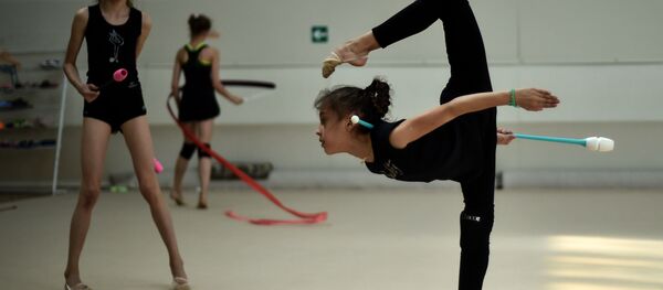 Гимнастка во время тренировки в Школе олимпийского резерва в Москве Гимнастка во время тренировки в Школе олимпийского резерва в Москве - اسپوتنیک ایران