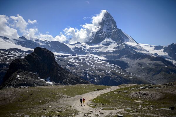 دو گردشگر در مقابل  کوه «ماترهورن» در روستای « زرمات» سوئیس - اسپوتنیک ایران  