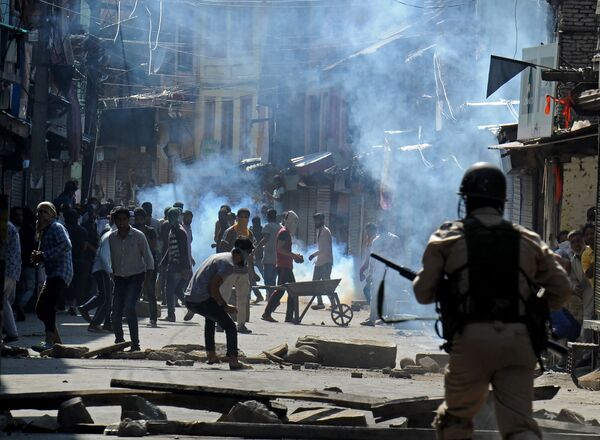 درگیری مسلمانان کشمیر و پلیس هند در سرینگر - اسپوتنیک ایران  