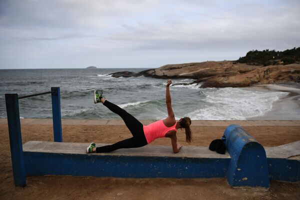 دختری در حال ورزش در پلاژ « ایپانما» در ریو د ژانیرو - اسپوتنیک ایران  