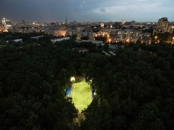 بازی فوتبال در پارک مسکو - اسپوتنیک ایران  