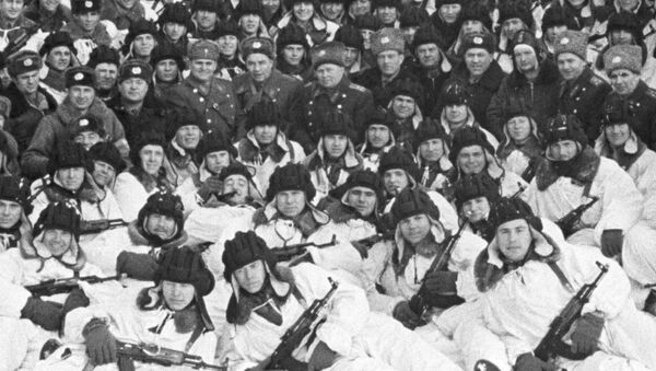 عکس یادگاری تفنگداران دریایی شوروی و فرمانده آنها واسیلی مارگلوف - اسپوتنیک ایران  