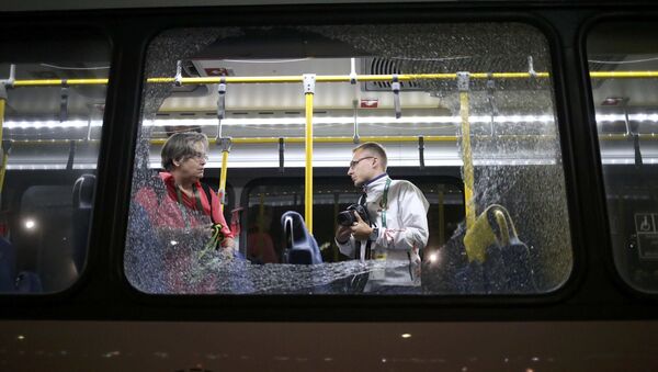 Разбитые окна обстрелянного автобуса с журналистами в Рио-де-Жанейро - اسپوتنیک ایران  