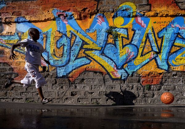 بچه ای در حال توپ بازی در اردوگاه مهاجران در روم ایتالیا - اسپوتنیک ایران  