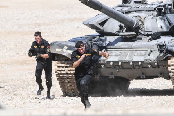 نظامیان ارتش بلاروسی  در زمان مسابقات « بیاتلون تانکی» در آلبینو - اسپوتنیک ایران  