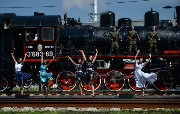 شرکت کنندگان نمایش تئاتری به مناسبت روز کارمندان راه آهن روسیه - اسپوتنیک ایران  